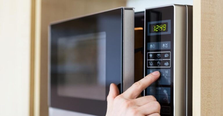 Reheating With Napkins: Master the Art of Microwave Heating!